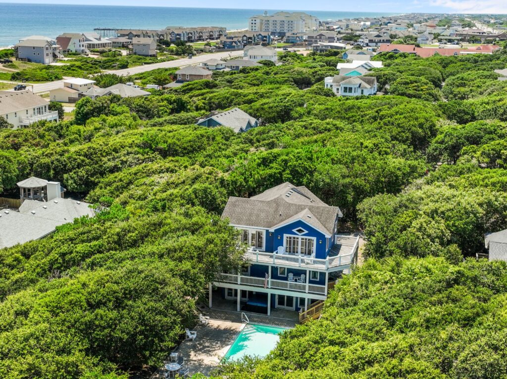 Pool & Hot Tub, 5 Minute Walk to The Beach, & 4 Master Bedrooms!