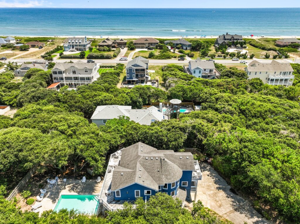 Pool & Hot Tub, 5 Minute Walk to The Beach, & 4 Master Bedrooms!