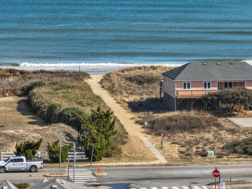 Pool & Hot Tub, 5 Minute Walk to The Beach, & 4 Master Bedrooms!