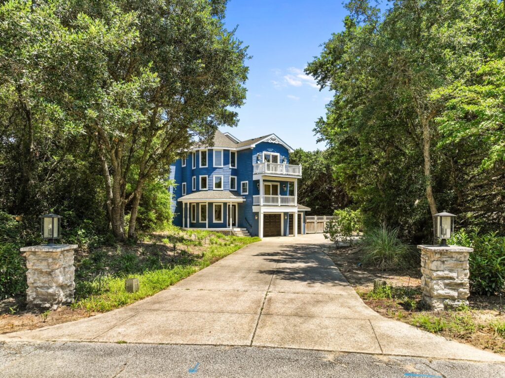 Pool & Hot Tub, 5 Minute Walk to The Beach, & 4 Master Bedrooms!