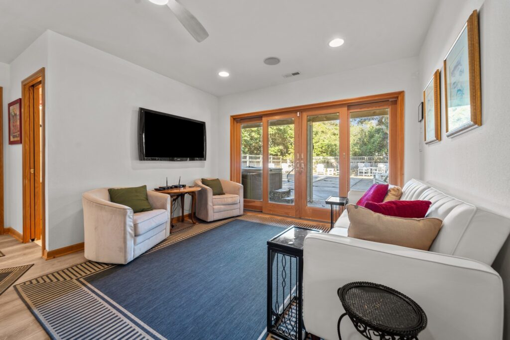 Pool & Hot Tub, 5 Minute Walk to The Beach, & 4 Master Bedrooms!