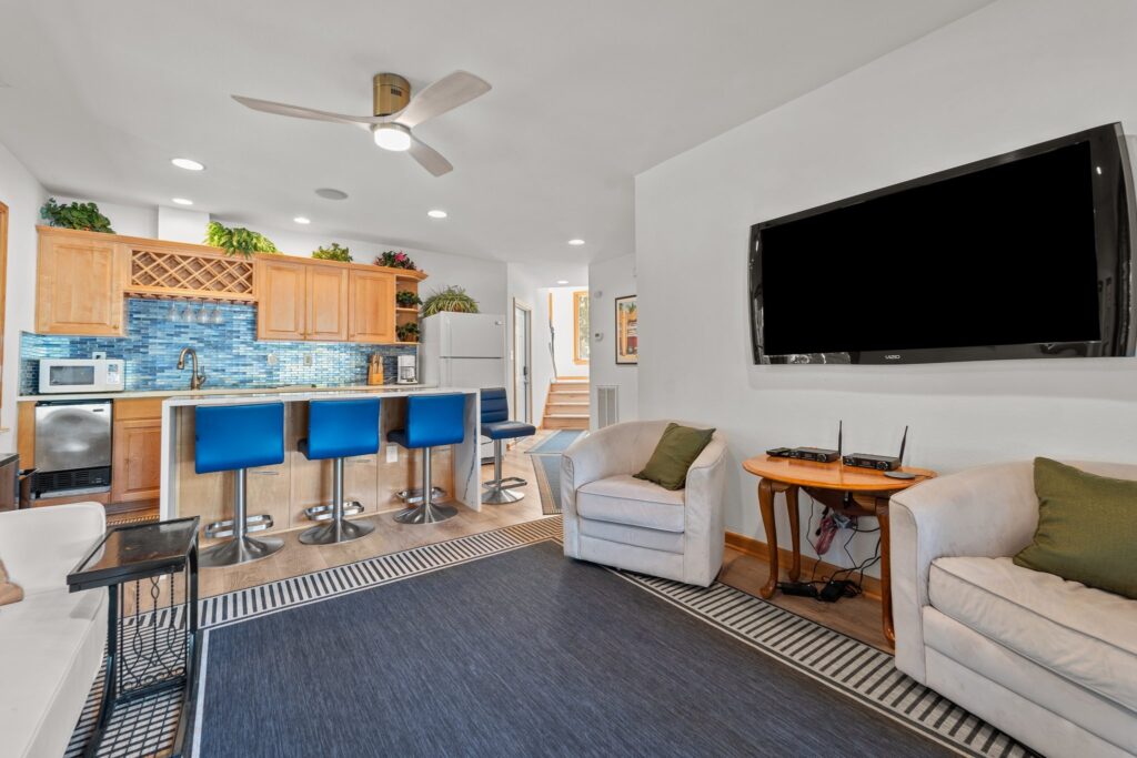 Pool & Hot Tub, 5 Minute Walk to The Beach, & 4 Master Bedrooms!