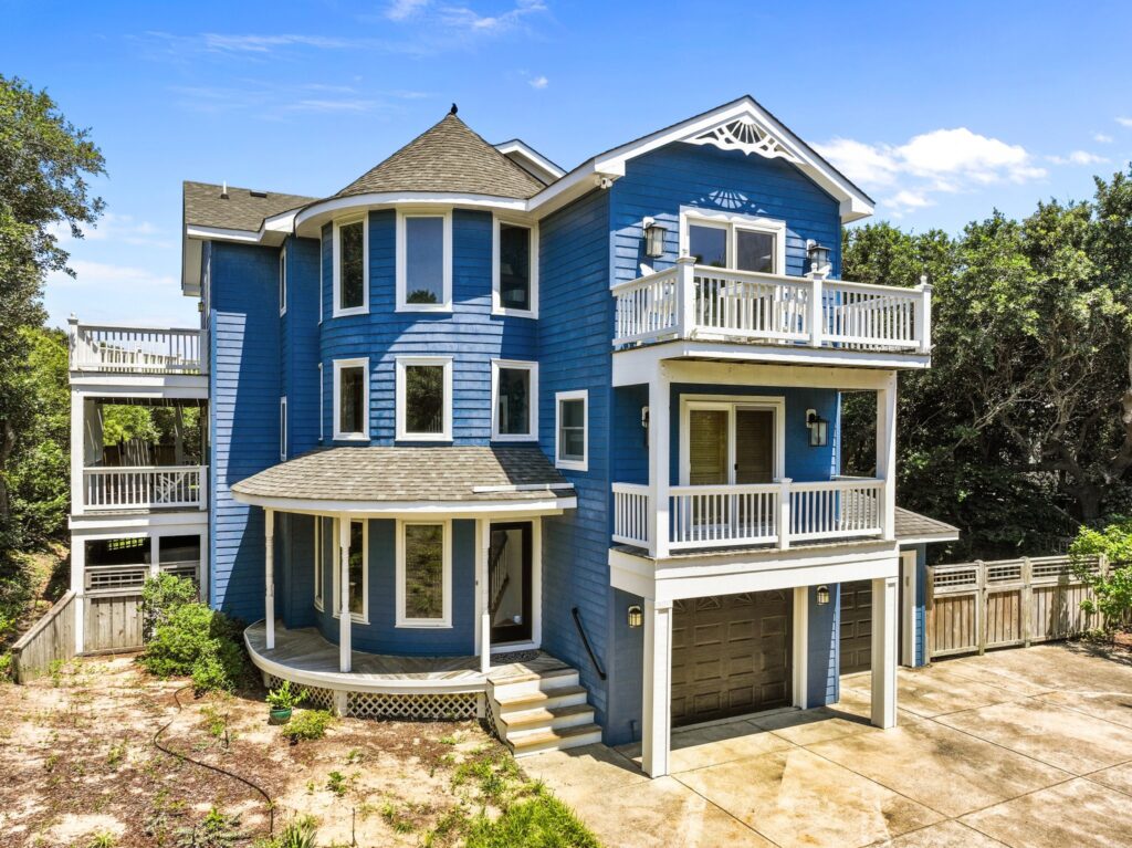 Pool & Hot Tub, 5 Minute Walk to The Beach, & 4 Master Bedrooms!