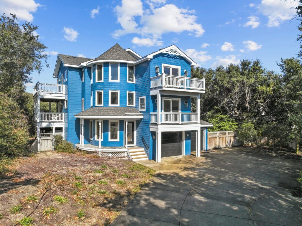 Pool & Hot Tub, 5 Minute Walk to The Beach, & 4 Master Bedrooms!