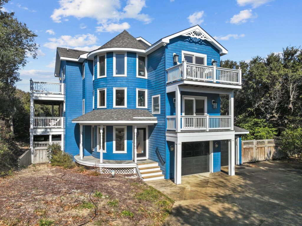 Pool & Hot Tub, 5 Minute Walk to The Beach, & 4 Master Bedrooms!