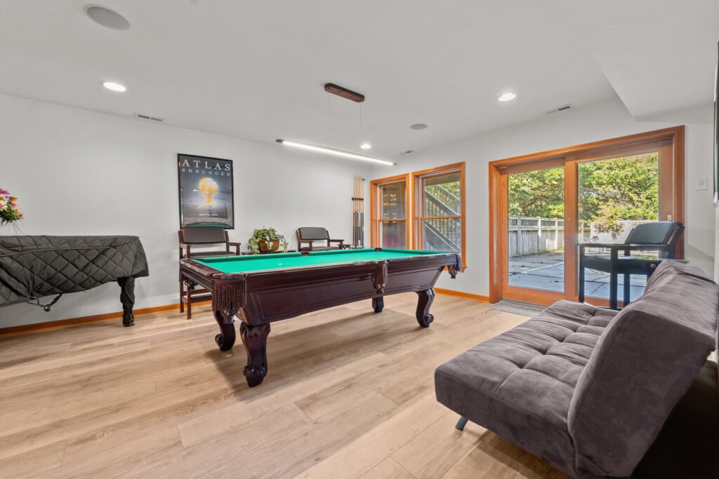 Pool & Hot Tub, 5 Minute Walk to The Beach, & 4 Master Bedrooms!