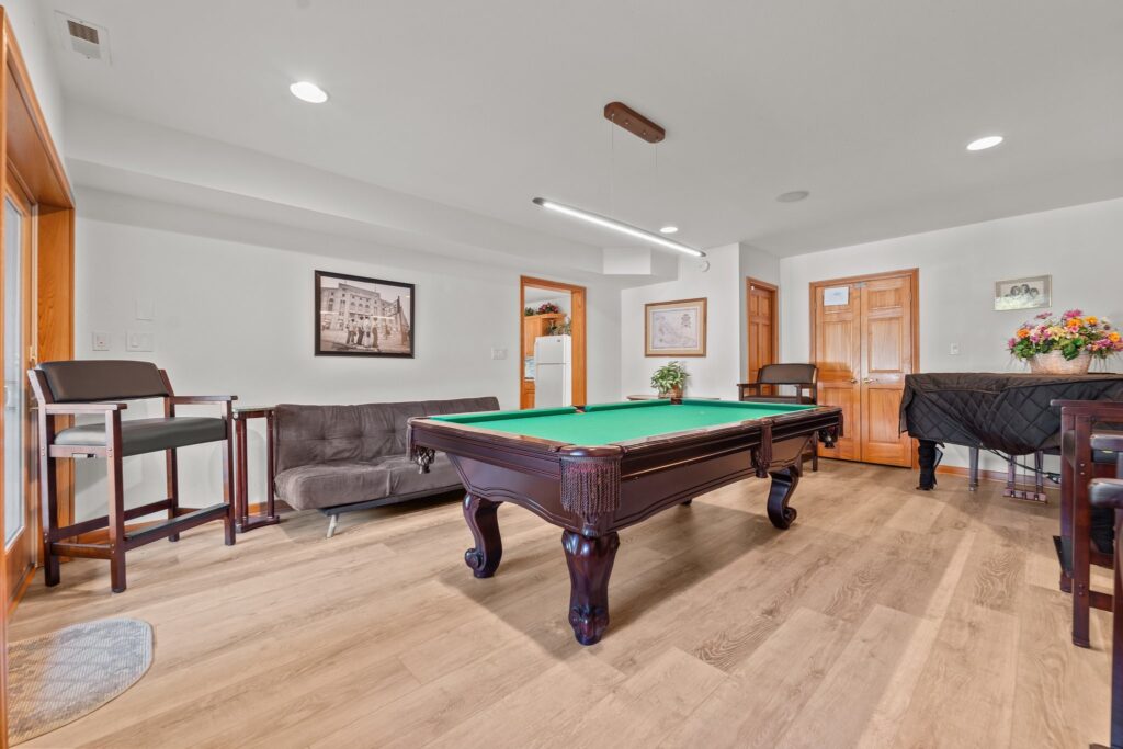 Pool & Hot Tub, 5 Minute Walk to The Beach, & 4 Master Bedrooms!