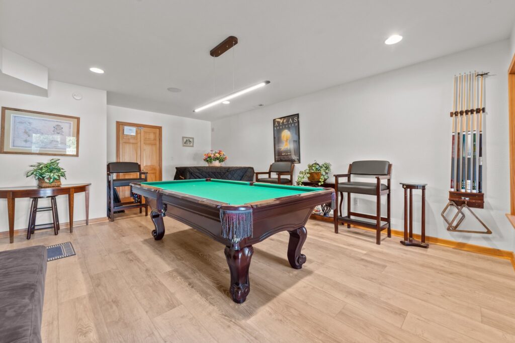 Pool & Hot Tub, 5 Minute Walk to The Beach, & 4 Master Bedrooms!