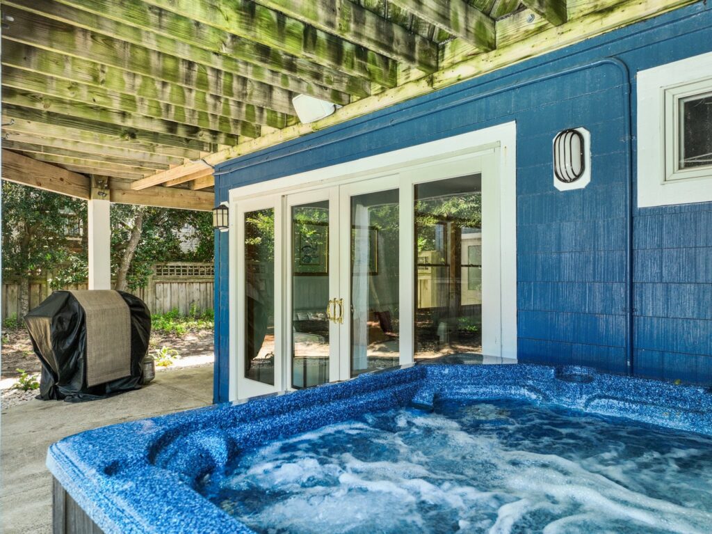 Pool & Hot Tub, 5 Minute Walk to The Beach, & 4 Master Bedrooms!