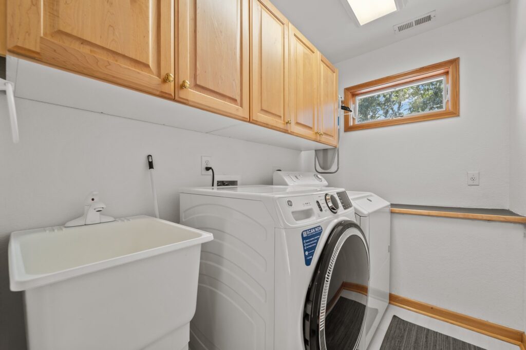 Pool & Hot Tub, 5 Minute Walk to The Beach, & 4 Master Bedrooms!