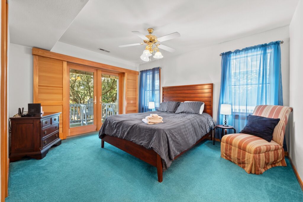 Pool & Hot Tub, 5 Minute Walk to The Beach, & 4 Master Bedrooms!