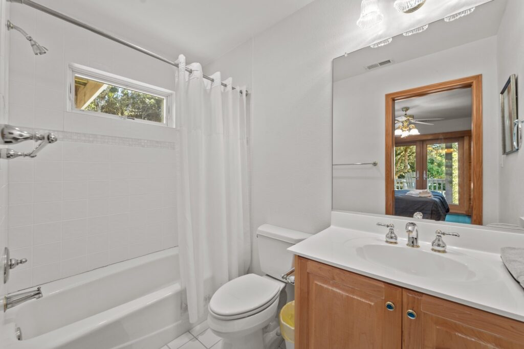 Pool & Hot Tub, 5 Minute Walk to The Beach, & 4 Master Bedrooms!