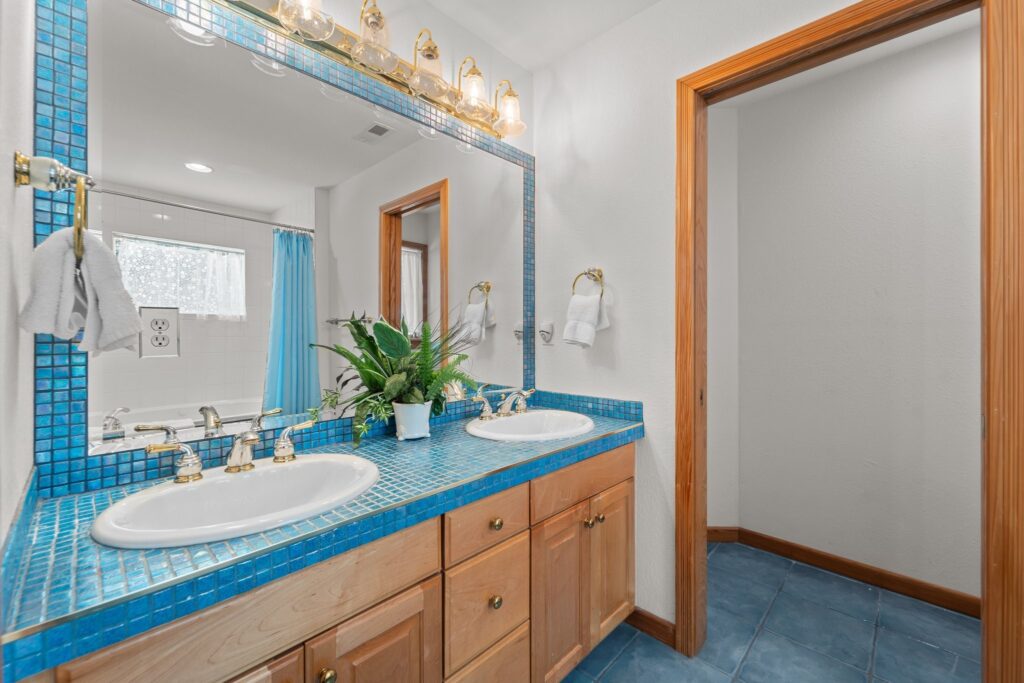 Pool & Hot Tub, 5 Minute Walk to The Beach, & 4 Master Bedrooms!