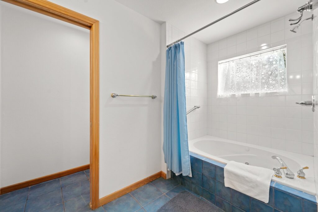 Pool & Hot Tub, 5 Minute Walk to The Beach, & 4 Master Bedrooms!