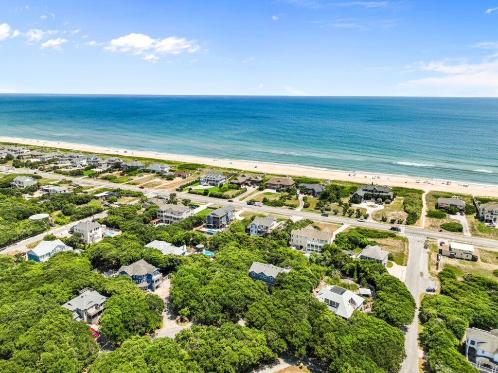 Pool & Hot Tub, 5 Minute Walk to The Beach, & 4 Master Bedrooms!