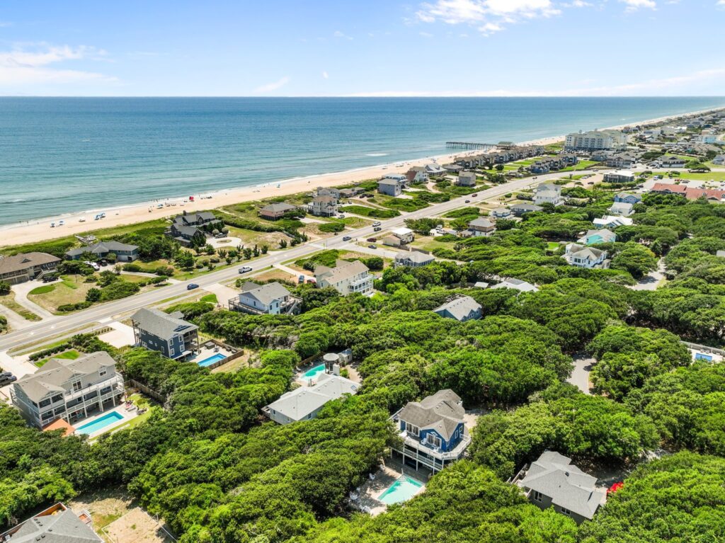 Pool & Hot Tub, 5 Minute Walk to The Beach, & 4 Master Bedrooms!