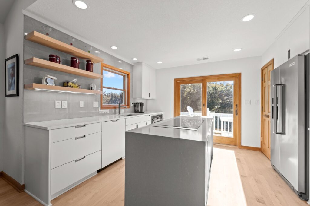 Pool & Hot Tub, 5 Minute Walk to The Beach, & 4 Master Bedrooms!