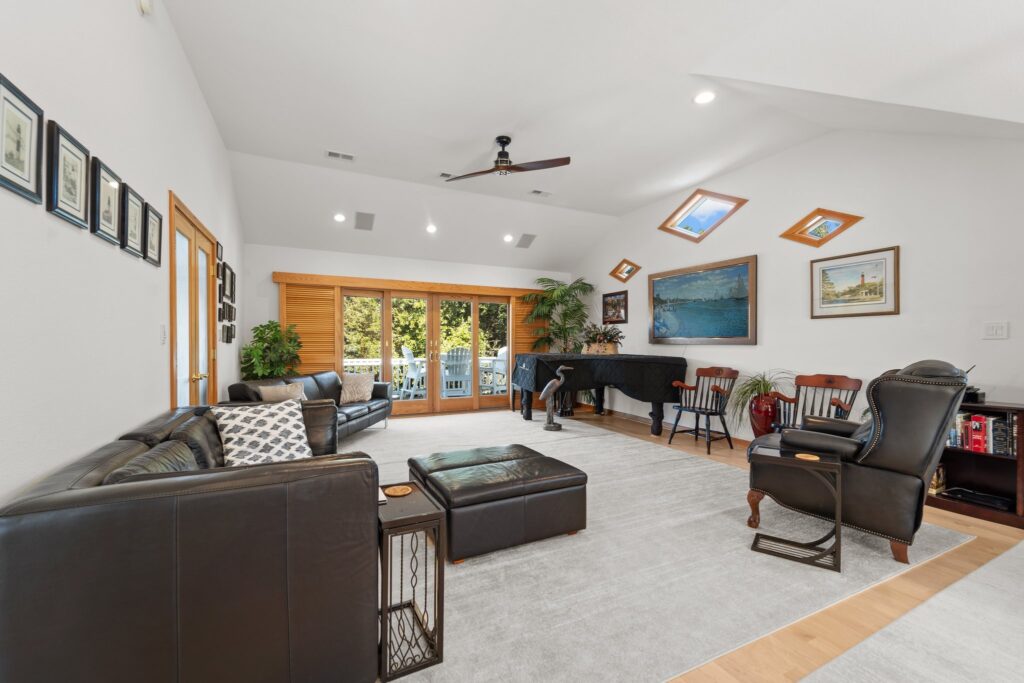 Pool & Hot Tub, 5 Minute Walk to The Beach, & 4 Master Bedrooms!