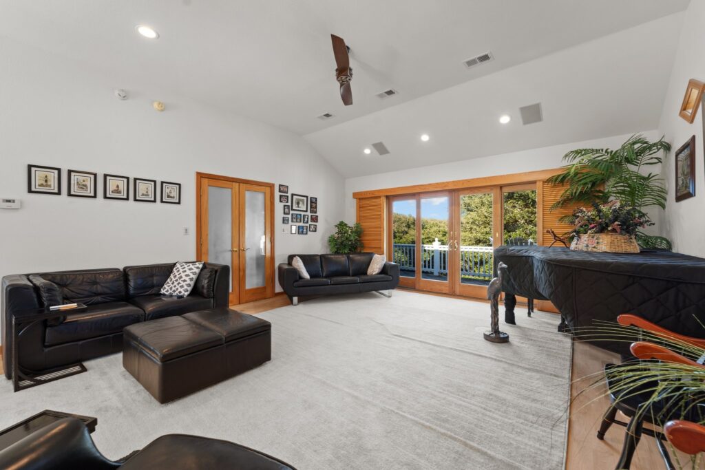 Pool & Hot Tub, 5 Minute Walk to The Beach, & 4 Master Bedrooms!