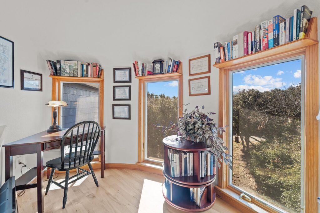 Pool & Hot Tub, 5 Minute Walk to The Beach, & 4 Master Bedrooms!