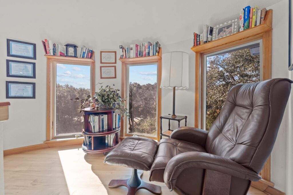 Pool & Hot Tub, 5 Minute Walk to The Beach, & 4 Master Bedrooms!