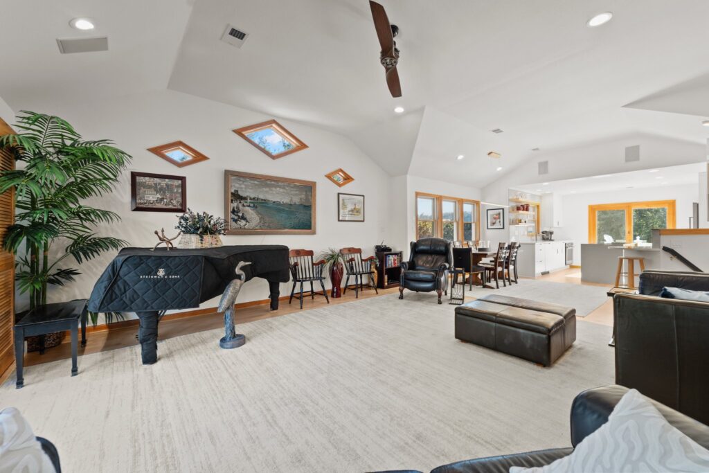 Pool & Hot Tub, 5 Minute Walk to The Beach, & 4 Master Bedrooms!