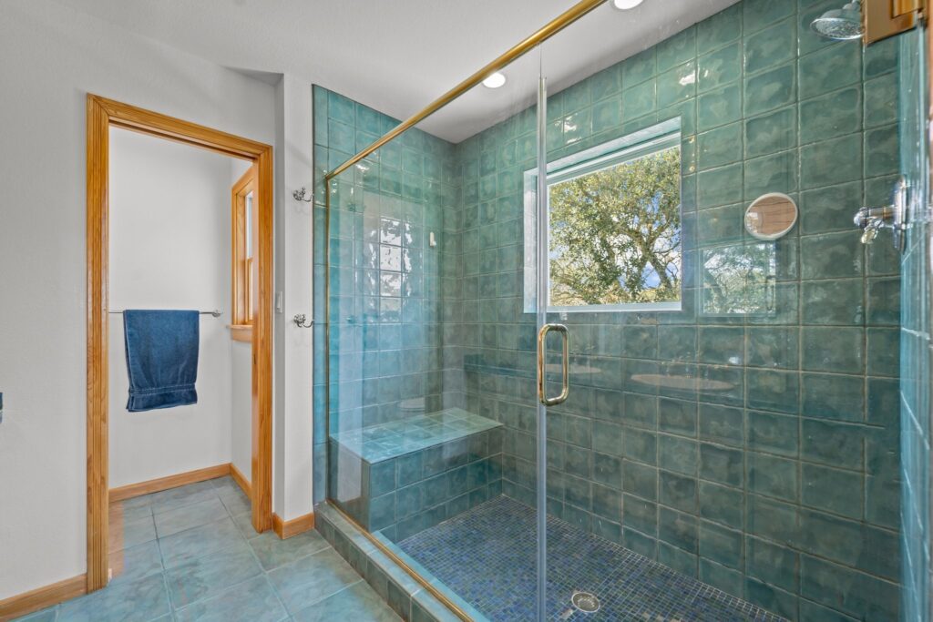 Pool & Hot Tub, 5 Minute Walk to The Beach, & 4 Master Bedrooms!