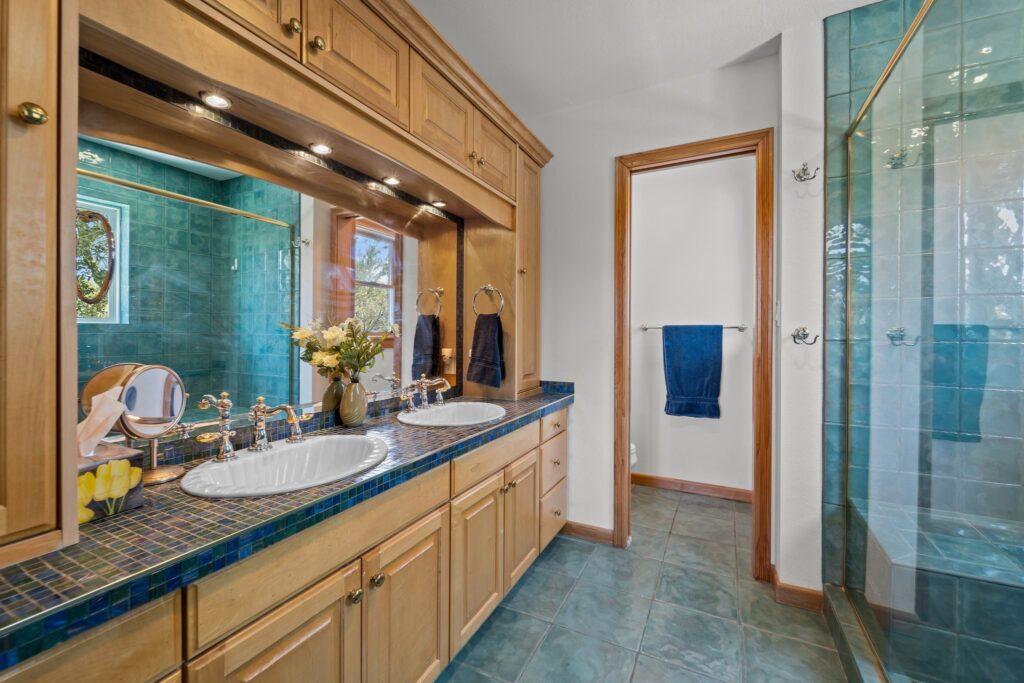 Pool & Hot Tub, 5 Minute Walk to The Beach, & 4 Master Bedrooms!