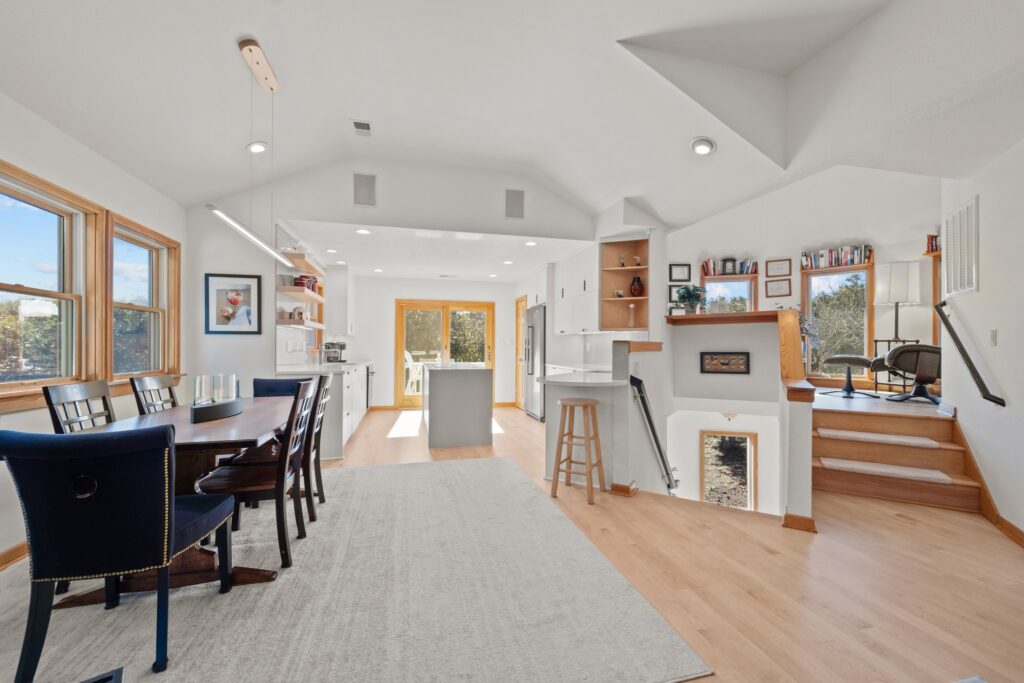 Pool & Hot Tub, 5 Minute Walk to The Beach, & 4 Master Bedrooms!